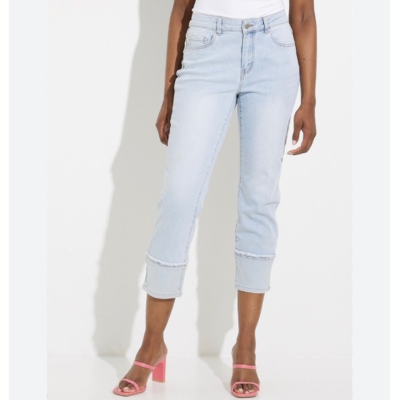 Charlie B Women Size 8 Light Wash Blue Frayed Hem Cropped Jeans - Picture 1 of 11